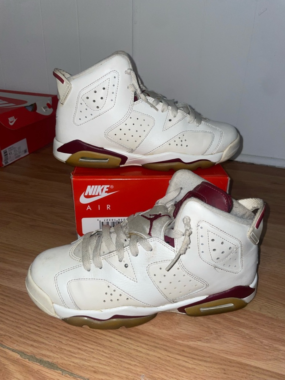 Jordan Kids' Retro Sneakers in White and Maroon